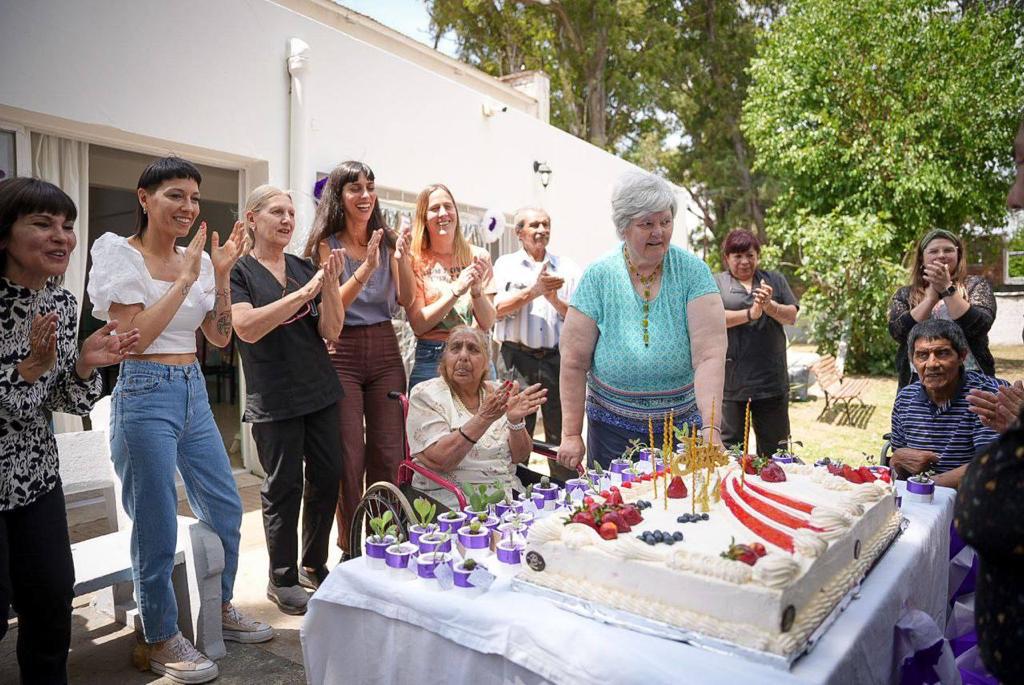 MAYRA ENCABEZÓ LOS FESTEJOS POR EL 44º ANIVERSARIO DEL HOGAR  AVE FÉNIX