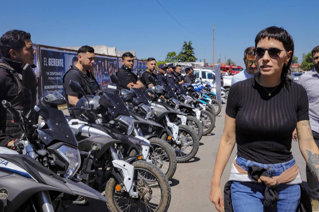 MAYRA  ENTREGO UN SUBSIDIO A BOMBEROS VOLUNTARIOS SOLANENES