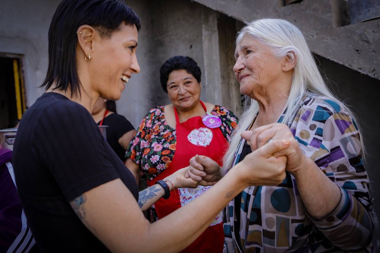 MAYRA  ENTREGO UN SUBSIDIO A BOMBEROS VOLUNTARIOS SOLANENES