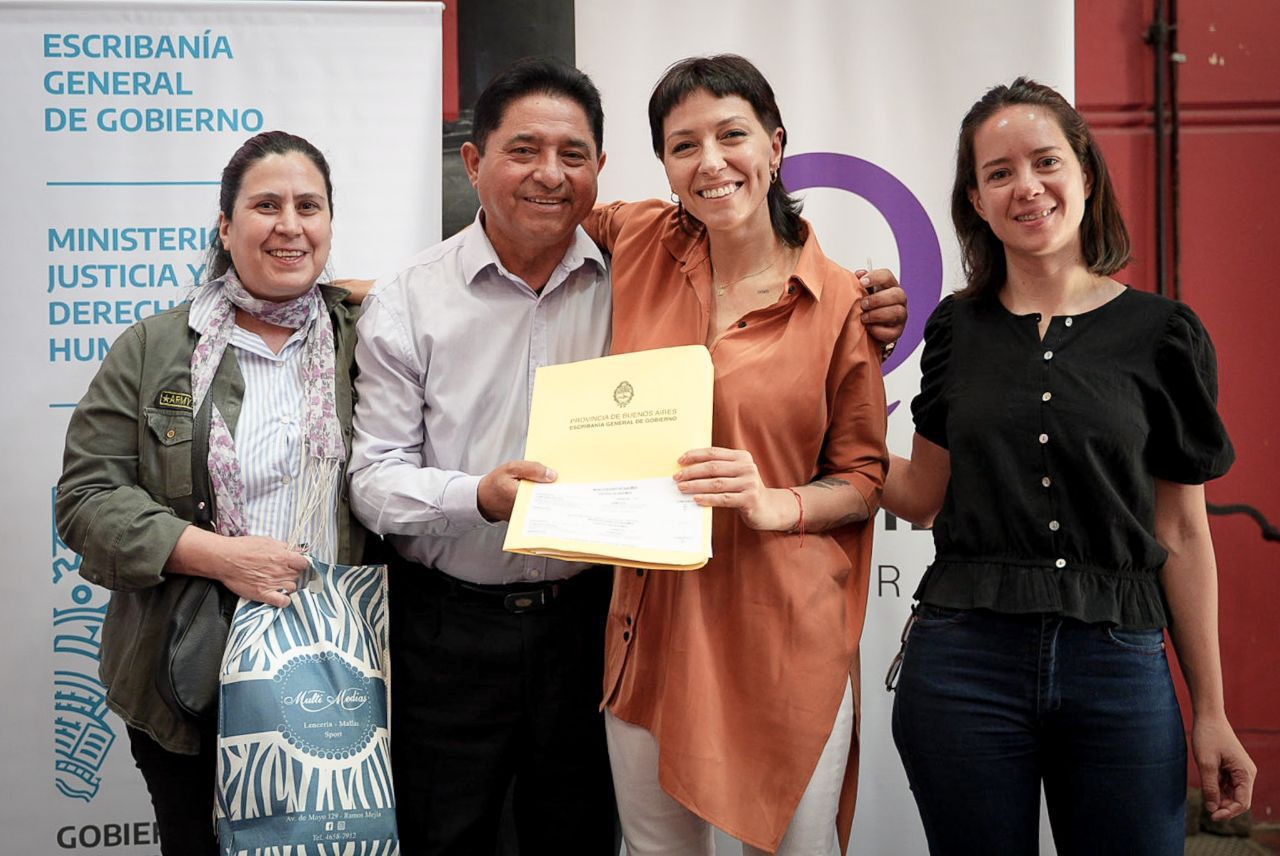 MAYRA ENCABEZÓ EL ACTO DE FIRMA DE 90 ESCRITURAS