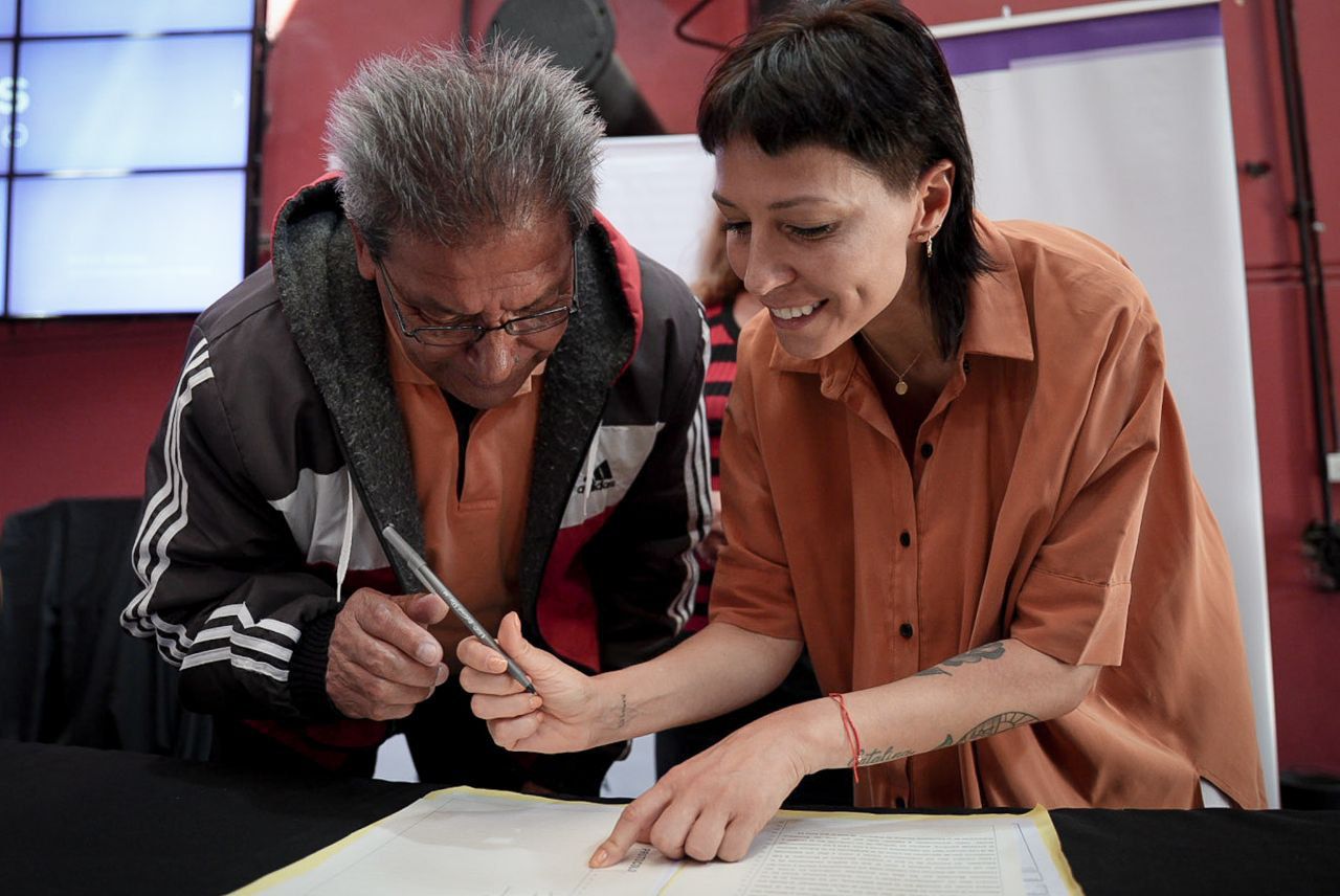 MAYRA ENCABEZÓ EL ACTO DE FIRMA DE 90 ESCRITURAS