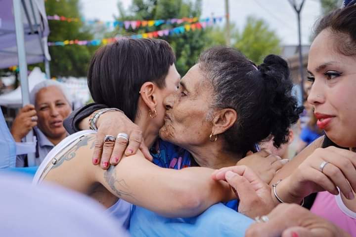 MAYRA JUNTO A LOS VECINOS DEL BARRIO SANTA MARÍA-IAPI EN SU 39º ANIVERSARIO
