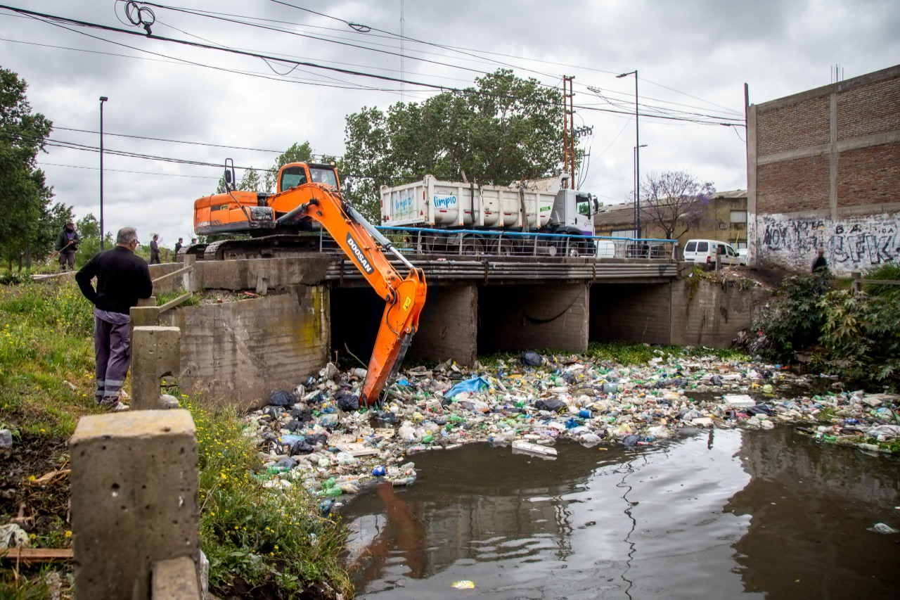LIMPIEZA EN EL ARROYO LAS PIEDRAS Y DESOBSTRUCCIÓN DE SUMIDEROS