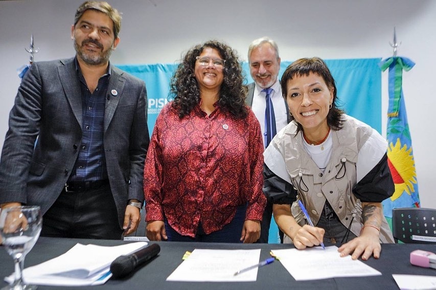 MAYRA JUNTO A BARRIOS Y BIANCO EN EL ACTO POR OBRAS PARA VILLA ITATÍ