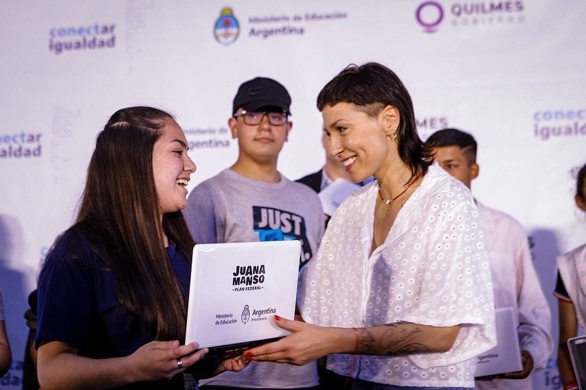 MAYRA  Y JAIME PERCZYK ENTREGARON MÁS DE MIL NETBOOKS A ESTUDIANTES