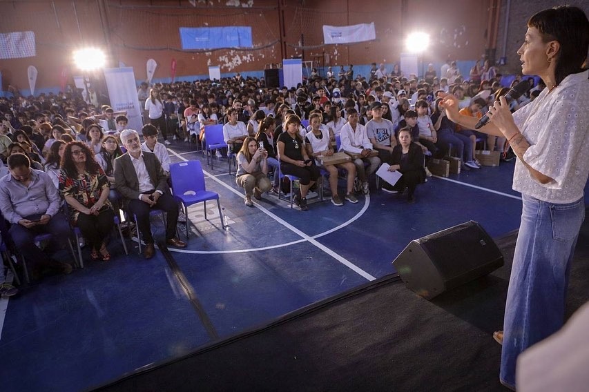 MAYRA  Y JAIME PERCZYK ENTREGARON MÁS DE MIL NETBOOKS A ESTUDIANTES