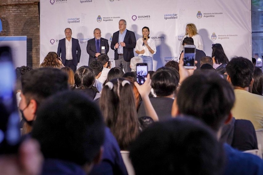 MAYRA  Y JAIME PERCZYK ENTREGARON MÁS DE MIL NETBOOKS A ESTUDIANTES
