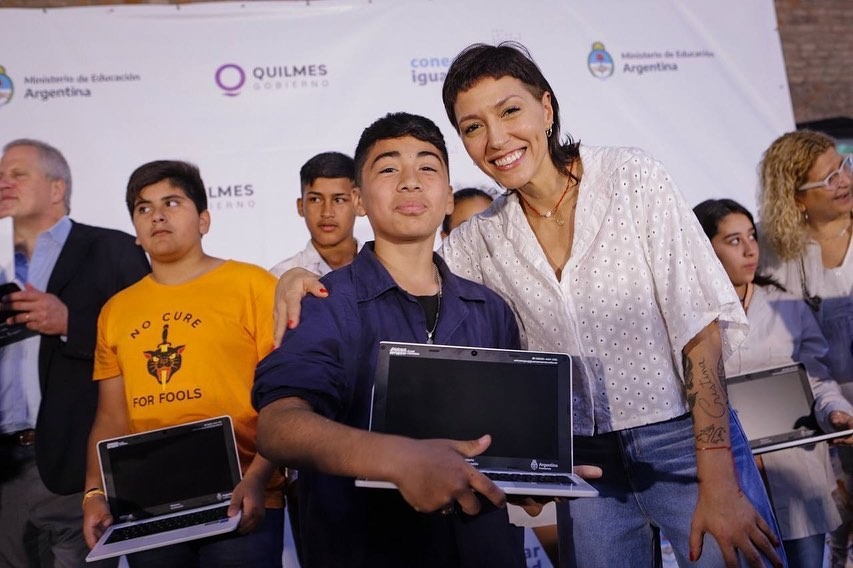 MAYRA  Y JAIME PERCZYK ENTREGARON MÁS DE MIL NETBOOKS A ESTUDIANTES