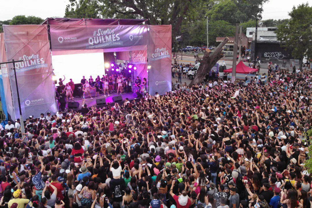 MAYRA JUNTO A UNA MULTITUD EN LA FIESTA POR LOS 107 AÑOS DE LA RIBERA