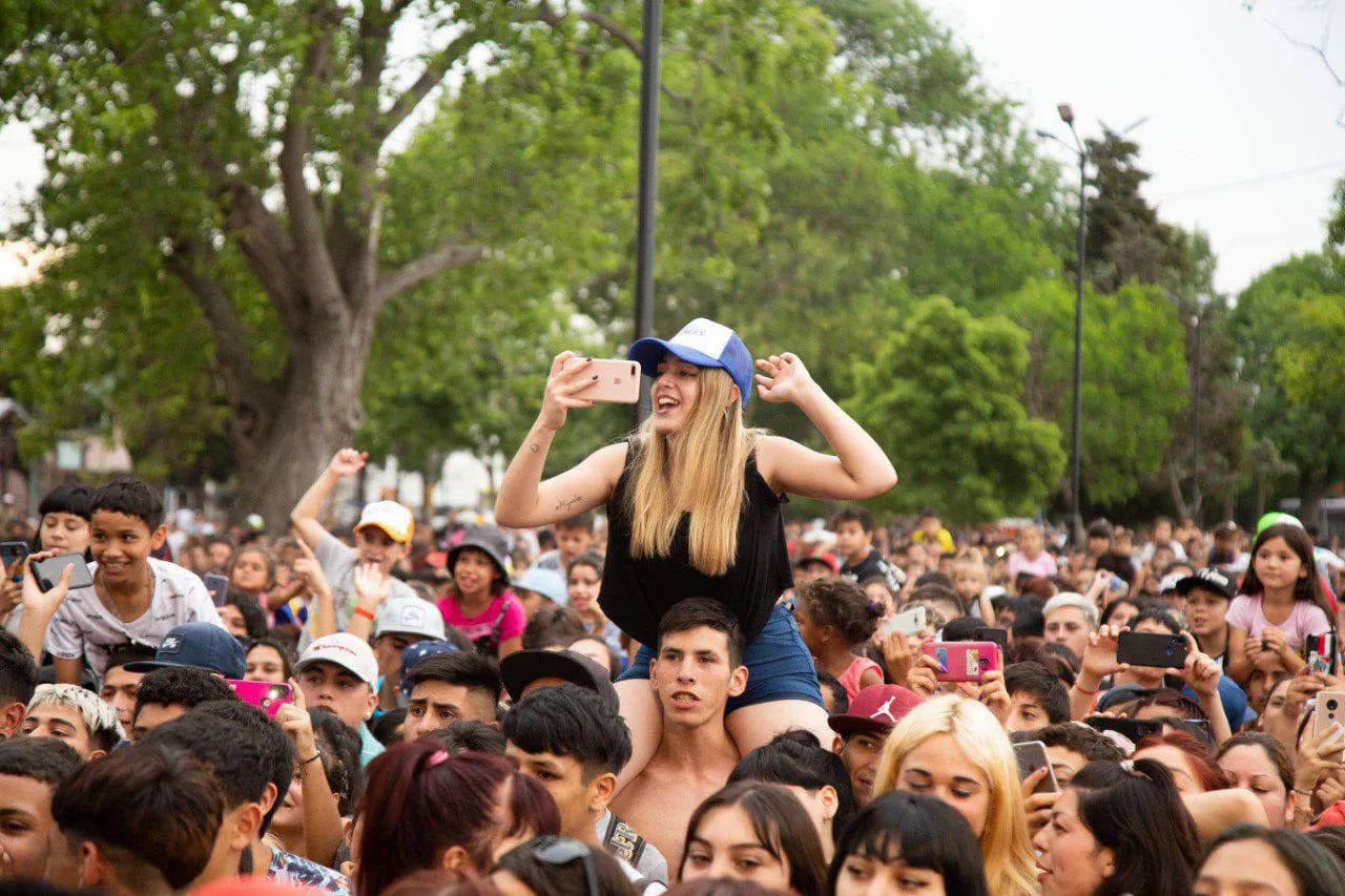 MAYRA JUNTO A UNA MULTITUD EN LA FIESTA POR LOS 107 AÑOS DE LA RIBERA