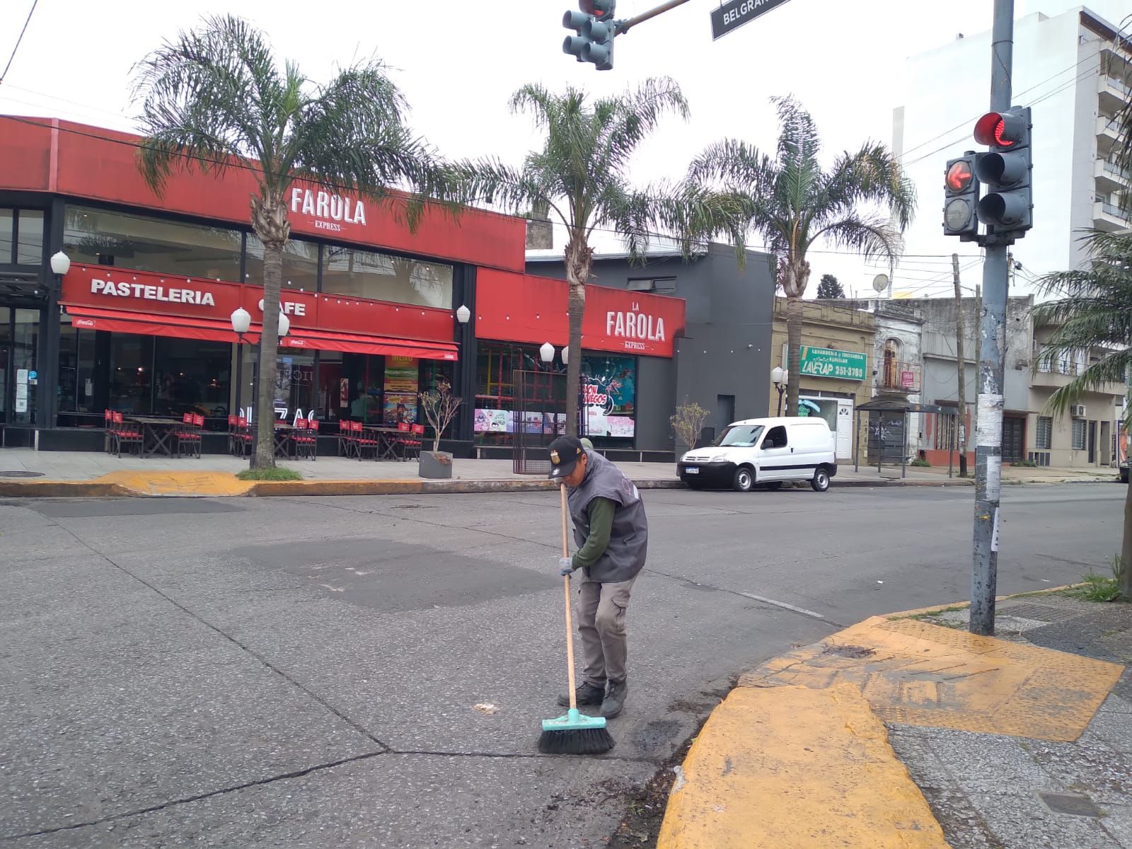 TRABAJOS DE BARRIDO Y LIMPIEZA EN DISTINTAS ZONAS DEL DISTRITO