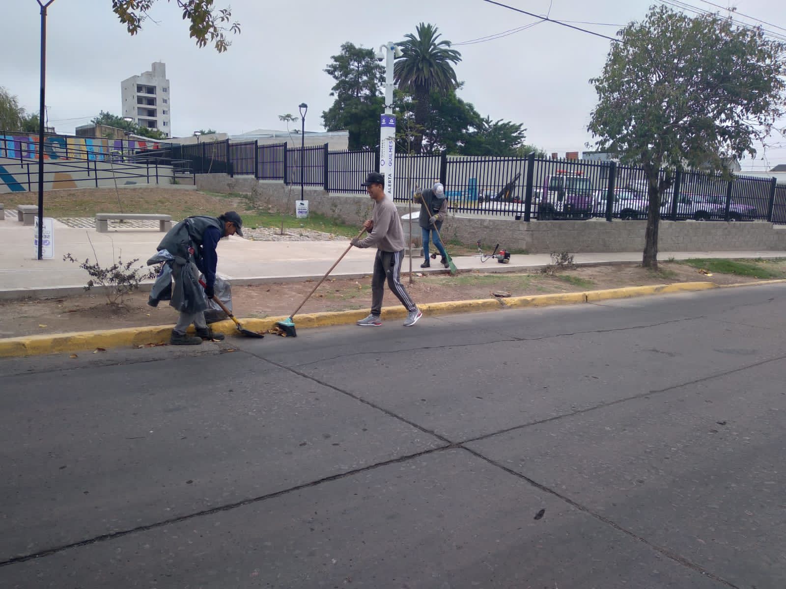 TRABAJOS DE BARRIDO Y LIMPIEZA EN DISTINTAS ZONAS DEL DISTRITO