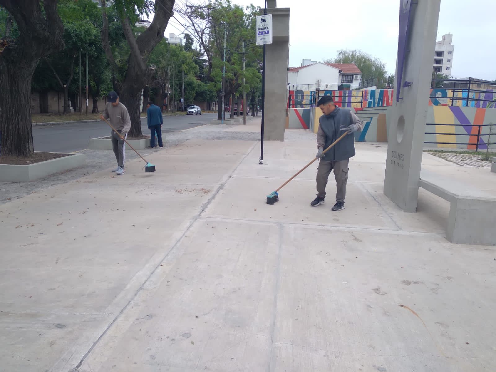 TRABAJOS DE BARRIDO Y LIMPIEZA EN DISTINTAS ZONAS DEL DISTRITO