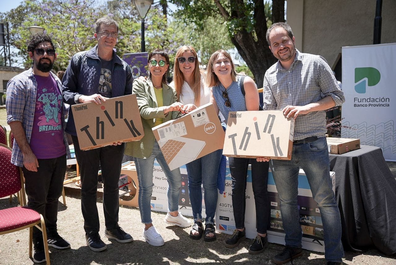 MAYRA ENTREGÓ MATERIALES ESCOLARES A MÁS DE 100 ESTABLECIMIENTOS EDUCATIVOS