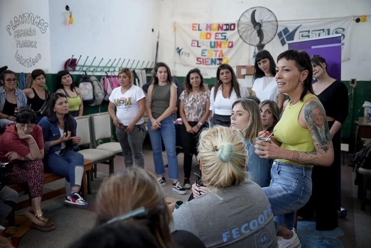 MAYRA Y JULIANA DI TULLIO ENTREGARON BOMBACHAS MENSTRUALES EN VILLA ITATÍ