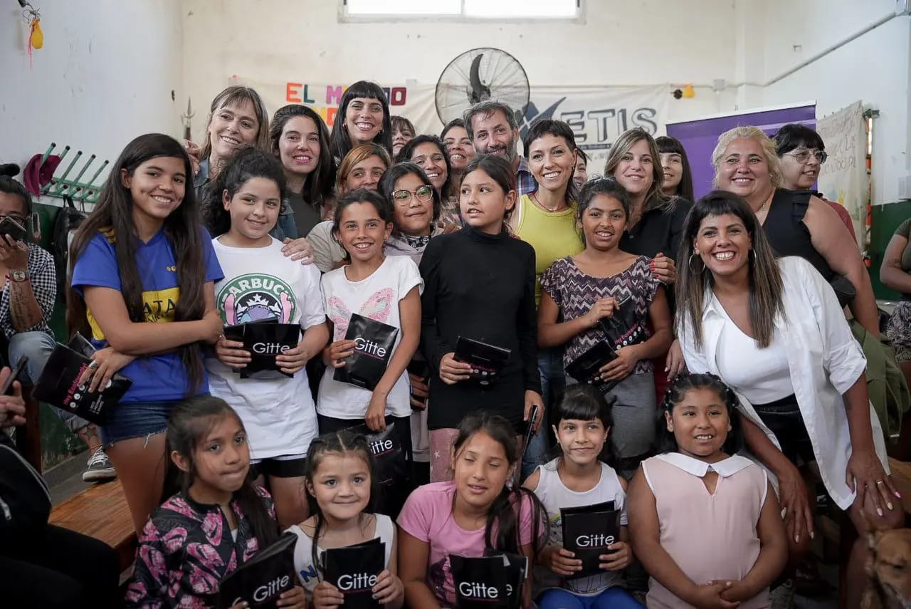 MAYRA Y JULIANA DI TULLIO ENTREGARON BOMBACHAS MENSTRUALES EN VILLA ITATÍ