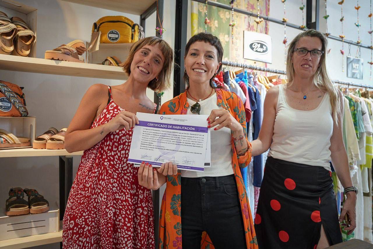 MAYRA ENTREGÓ CERTIFICADOS DE HABILITACIÓN COMERCIAL 