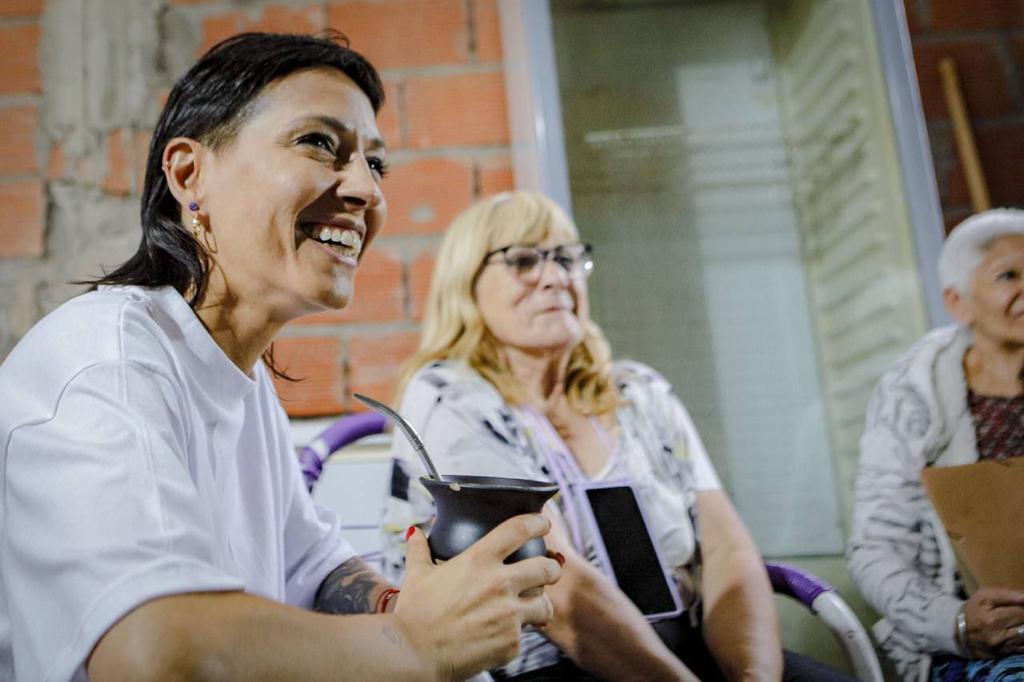 MAYRA EN MATEADA CON VECINOS Y VECINAS DEL BARRIO LA VERA
