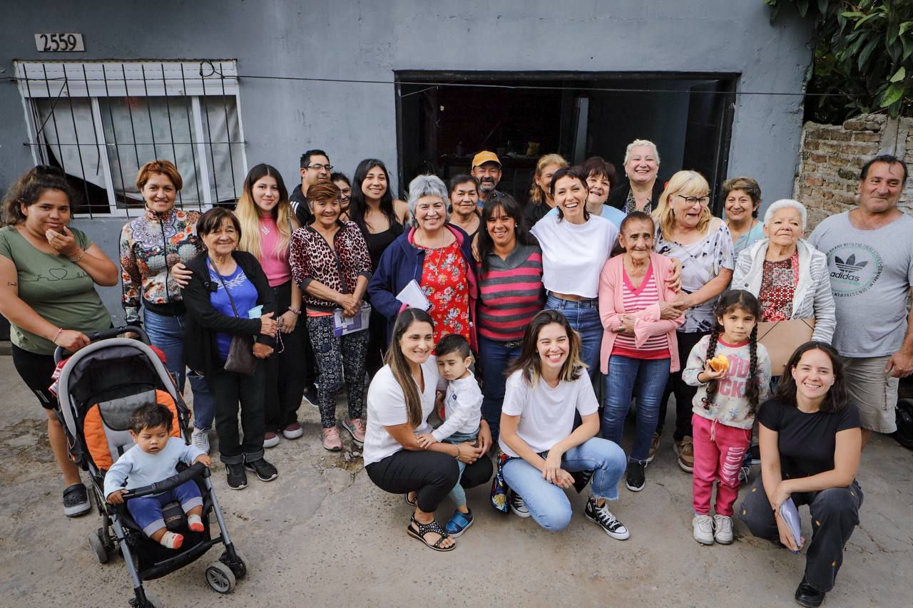 MAYRA EN MATEADA CON VECINOS Y VECINAS DEL BARRIO LA VERA