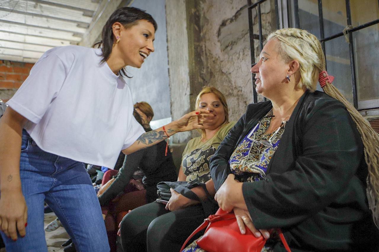 MAYRA EN MATEADA CON VECINOS Y VECINAS DEL BARRIO LA VERA