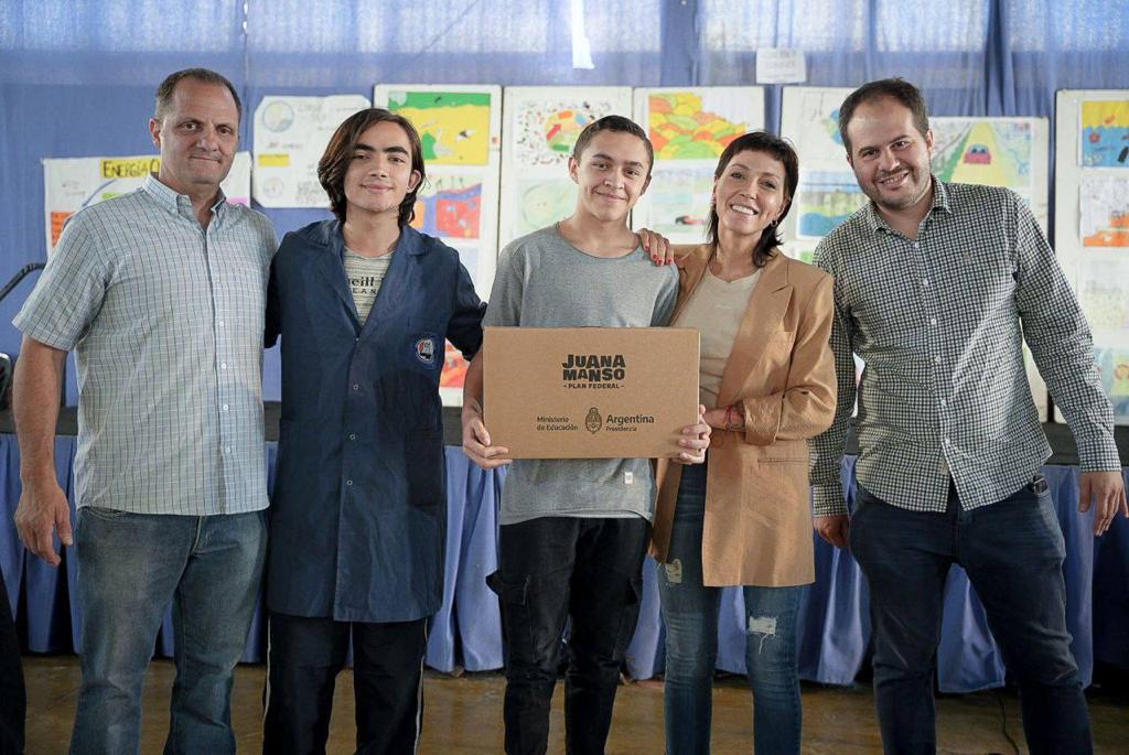MAYRA ENTREGÓ 291 NETBOOKS A ALUMNOS DE LA EEST Nº 2 