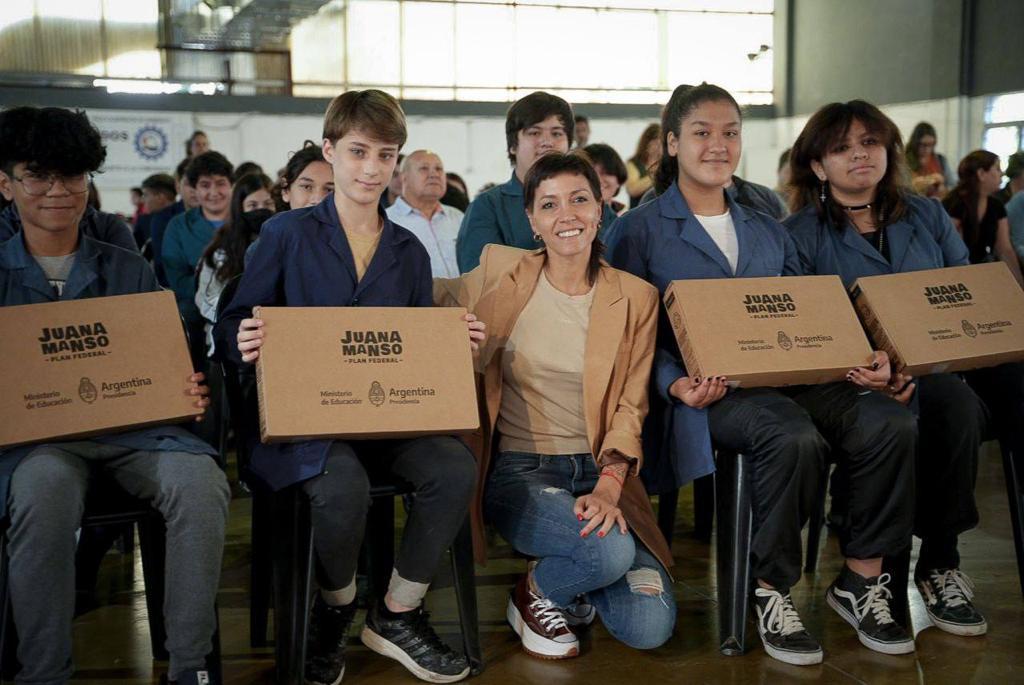 MAYRA ENTREGÓ 291 NETBOOKS A ALUMNOS DE LA EEST Nº 2 