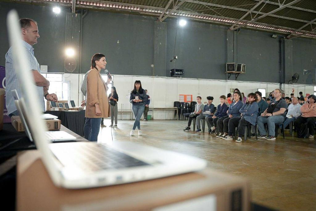 MAYRA ENTREGÓ 291 NETBOOKS A ALUMNOS DE LA EEST Nº 2 