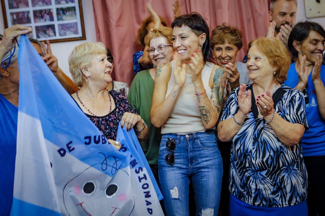 MAYRA EN UNA REUNIÓN CON JUBILADOS Y JUBILADAS DE BERNAL OESTE