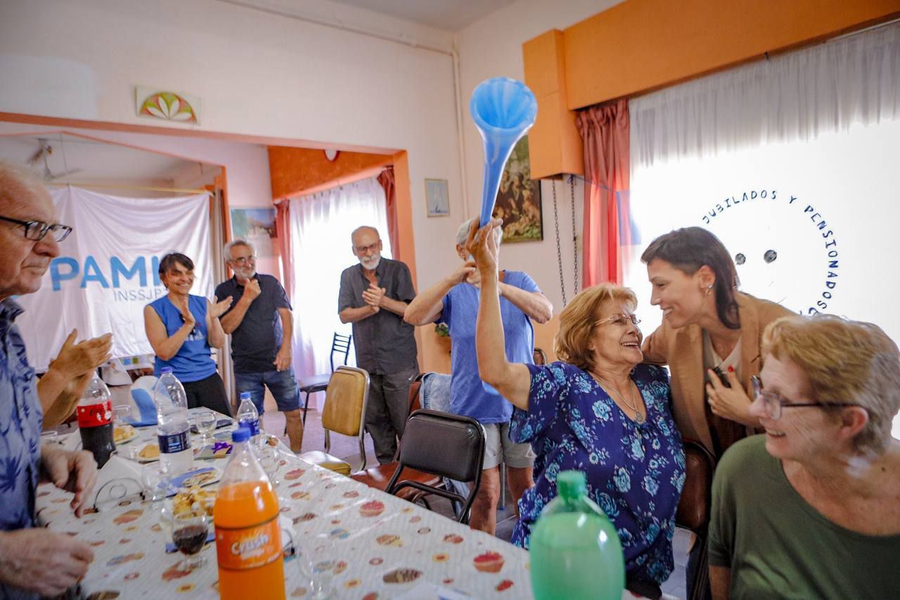 MAYRA EN UNA REUNIÓN CON JUBILADOS Y JUBILADAS DE BERNAL OESTE