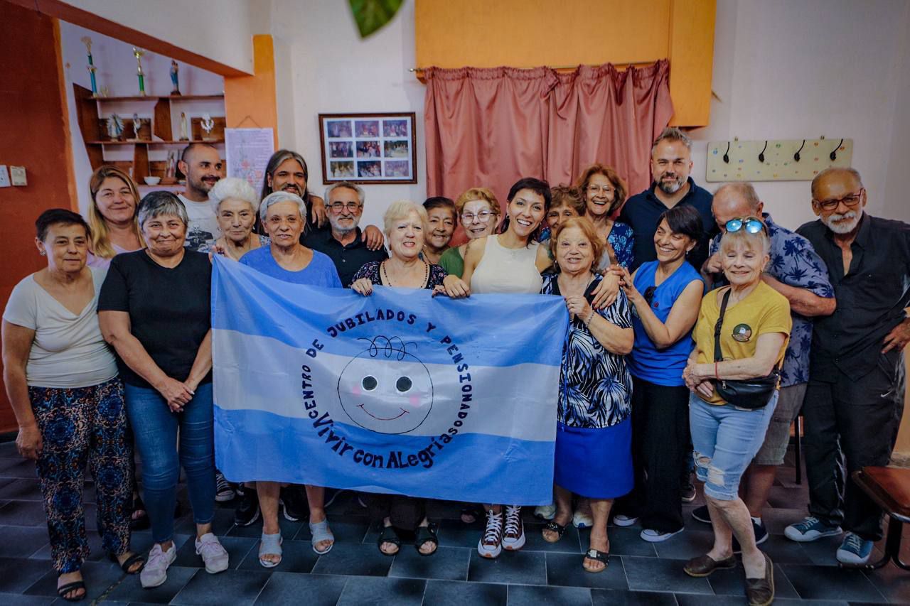 MAYRA EN UNA REUNIÓN CON JUBILADOS Y JUBILADAS DE BERNAL OESTE