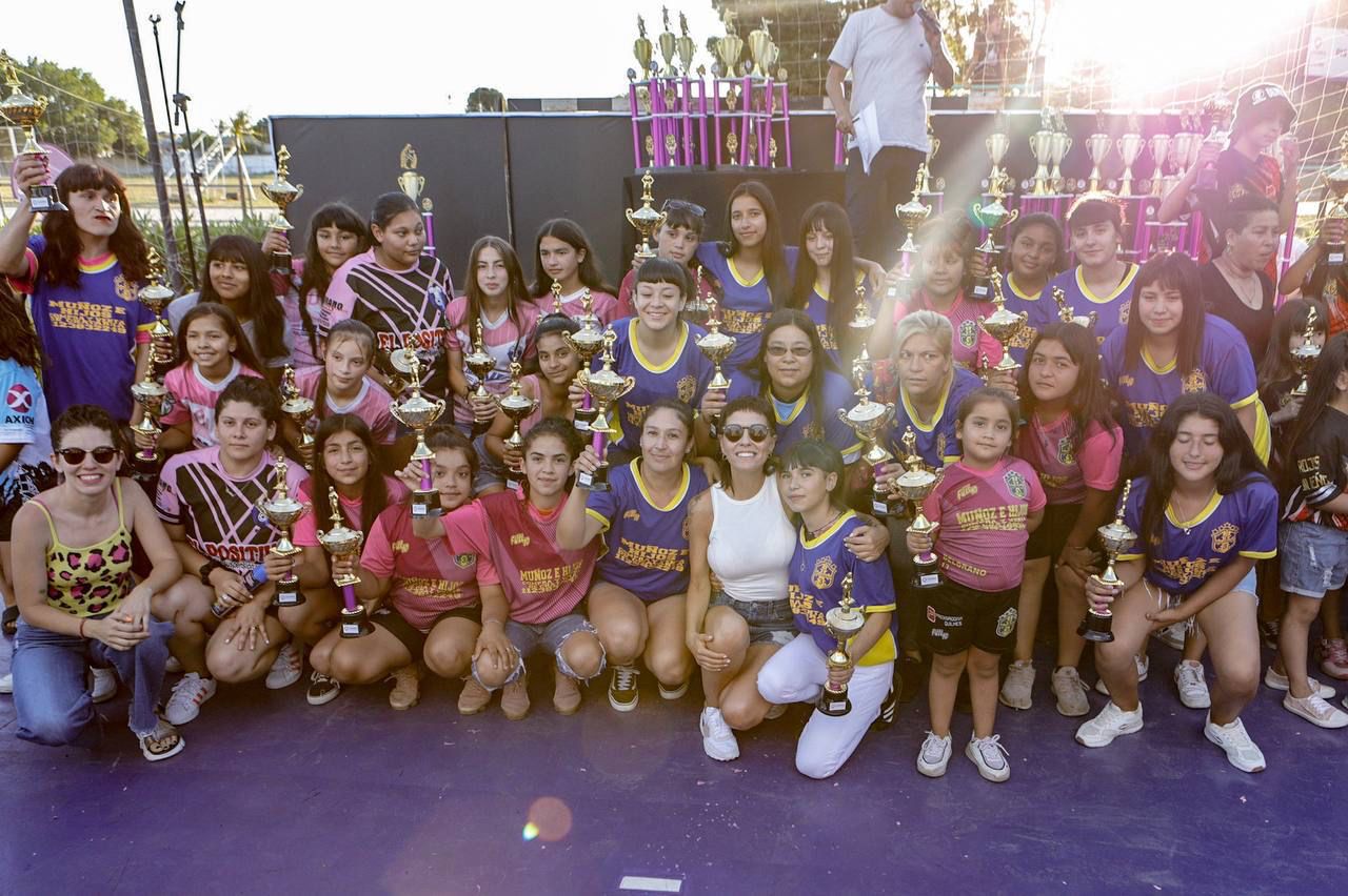 MAYRA ENTREGÓ TROFEOS EN EL POLIDEPORTIVO MUNICIPAL