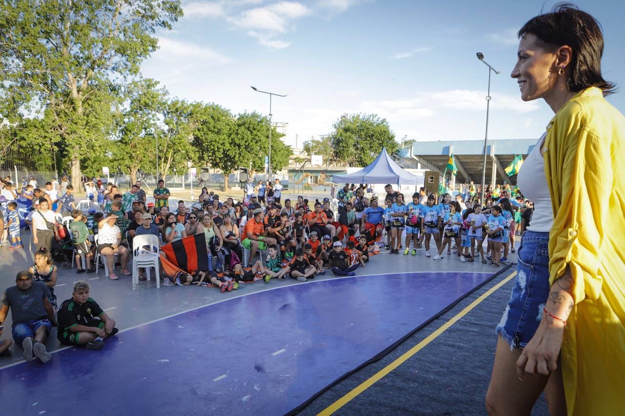 MAYRA ENTREGÓ TROFEOS EN EL POLIDEPORTIVO MUNICIPAL