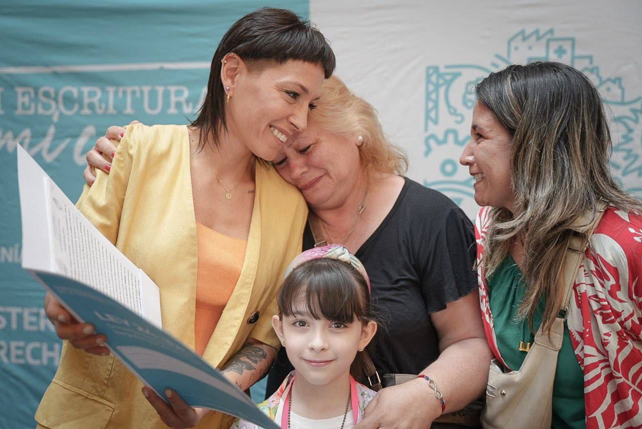 MAYRA EN LA FIRMA Y ENTREGA DE ESCRITURAS A FAMILIAS DE EZPELETA Y SOLANO