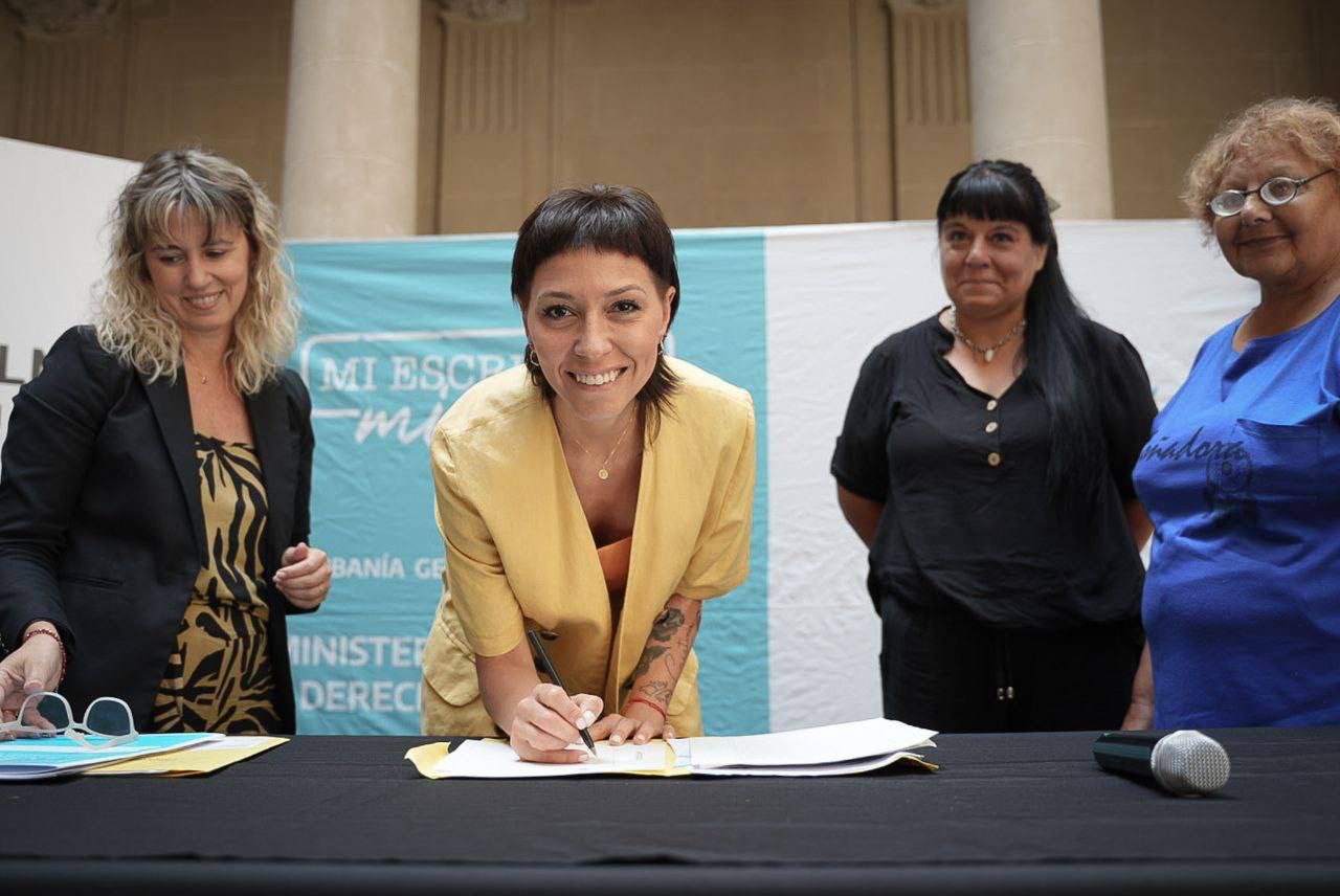 MAYRA EN LA FIRMA Y ENTREGA DE ESCRITURAS A FAMILIAS DE EZPELETA Y SOLANO