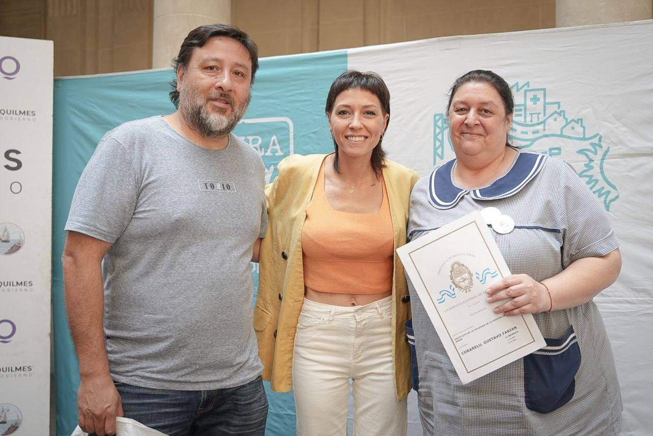 MAYRA EN LA FIRMA Y ENTREGA DE ESCRITURAS A FAMILIAS DE EZPELETA Y SOLANO