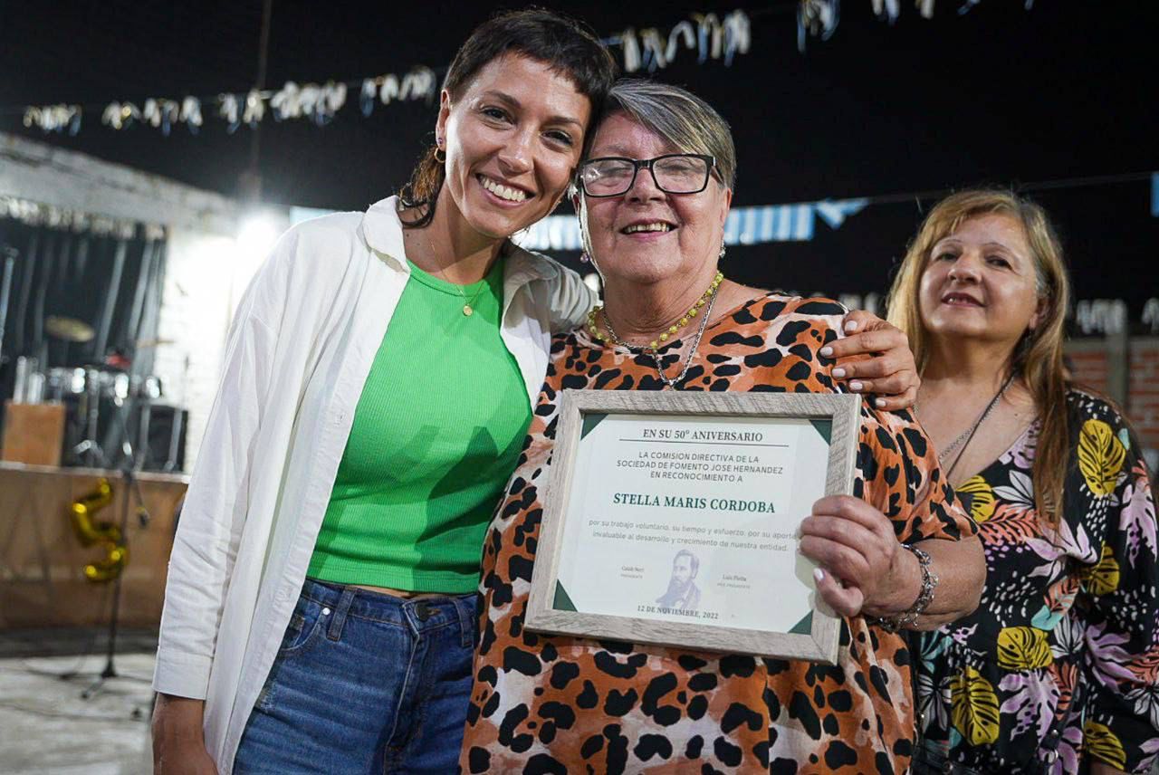MAYRA COMPARTIÓ CON VECINOS LOS 50 AÑOS DE LA SF JOSÉ HERNÁNDEZ