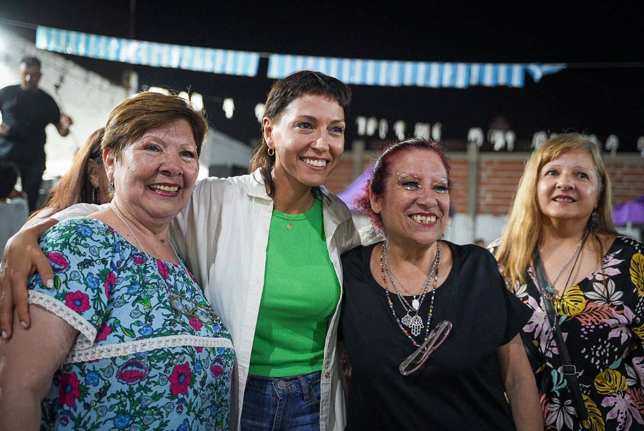 MAYRA COMPARTIÓ CON VECINOS LOS 50 AÑOS DE LA SF JOSÉ HERNÁNDEZ