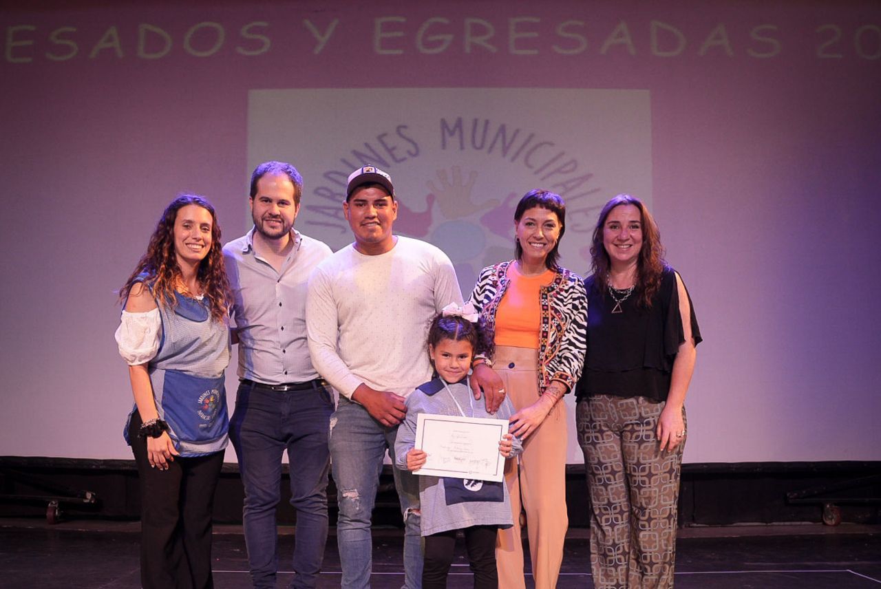MAYRA EN ENTREGA DE MEDALLAS A ALUMNOS DE JARDINES DE INFANTES MUNICIPALES