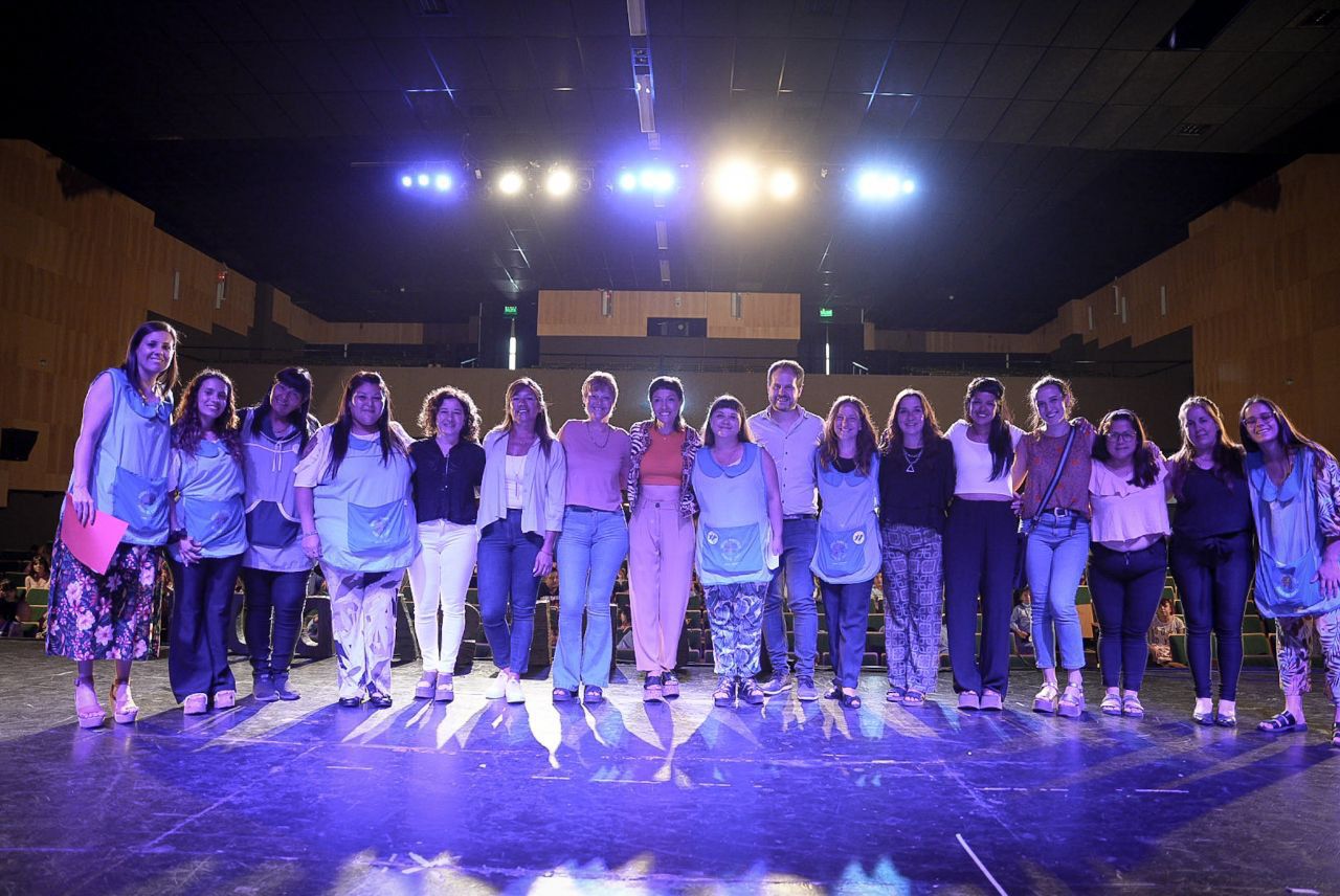 MAYRA EN ENTREGA DE MEDALLAS A ALUMNOS DE JARDINES DE INFANTES MUNICIPALES