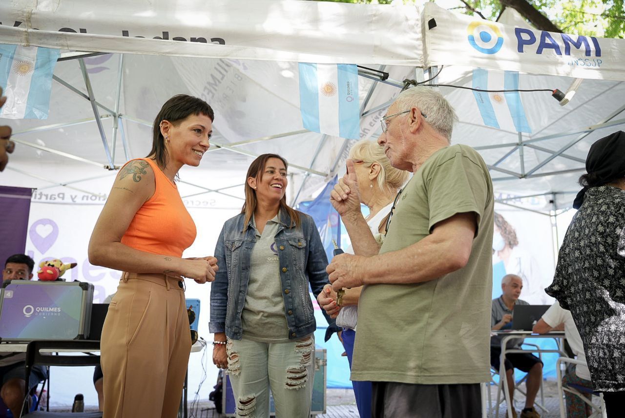MAYRA EN NUEVO OPERATIVO QUILMES CERCA EN LA PLAZA 25 DE MAYO DE EZPELETA