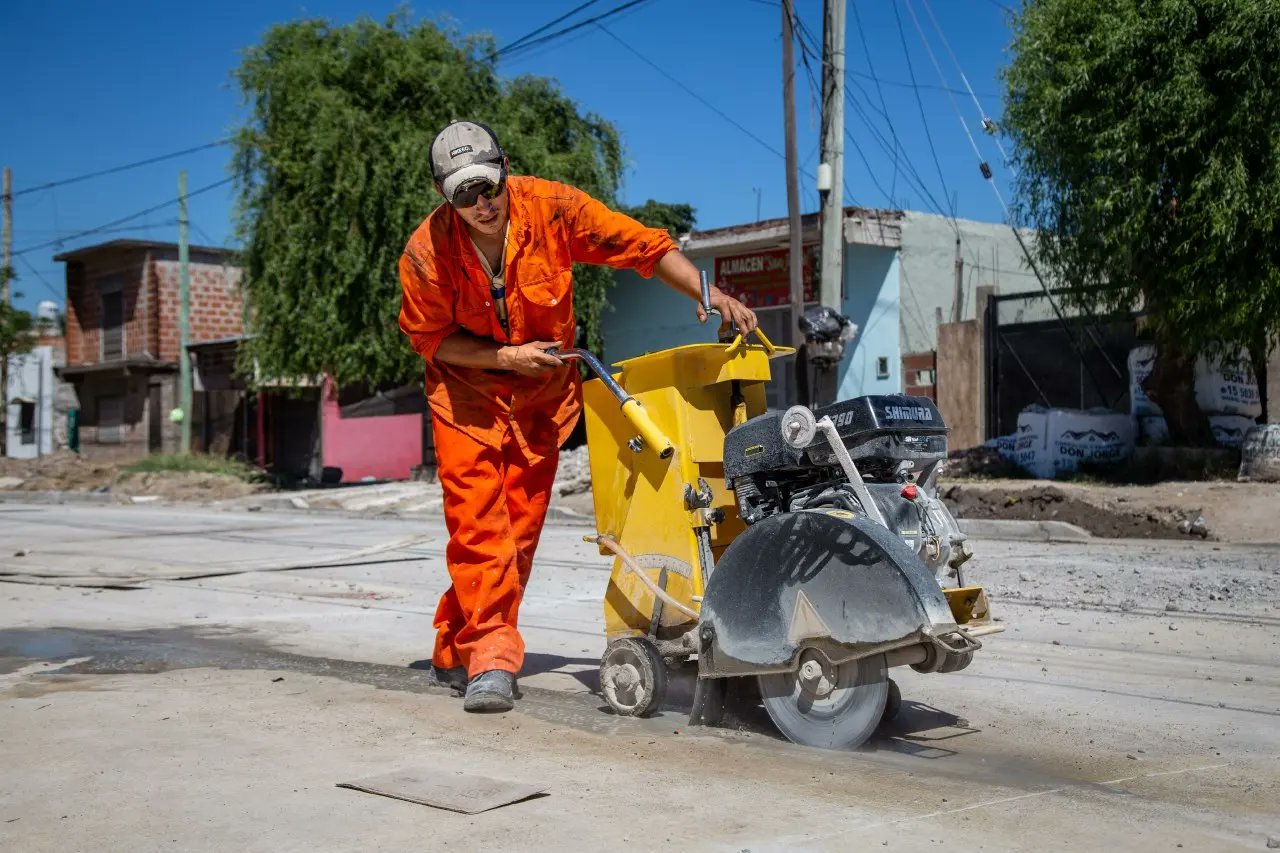 SIGUE EL ASFALTADO DE 30 CUADRAS Y DESAGÜES EN EL BARRIO SANTA MARÍA-IAPI