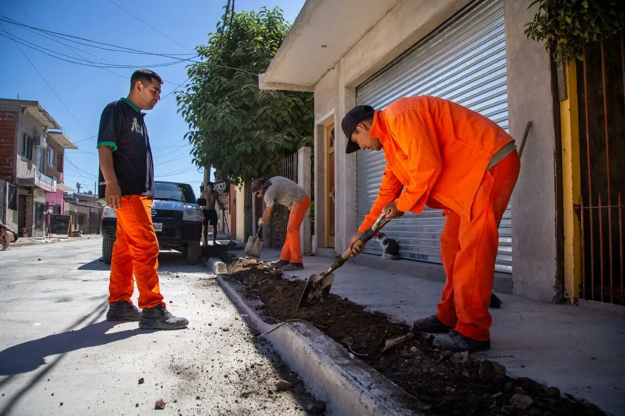 SIGUE EL ASFALTADO DE 30 CUADRAS Y DESAGÜES EN EL BARRIO SANTA MARÍA-IAPI