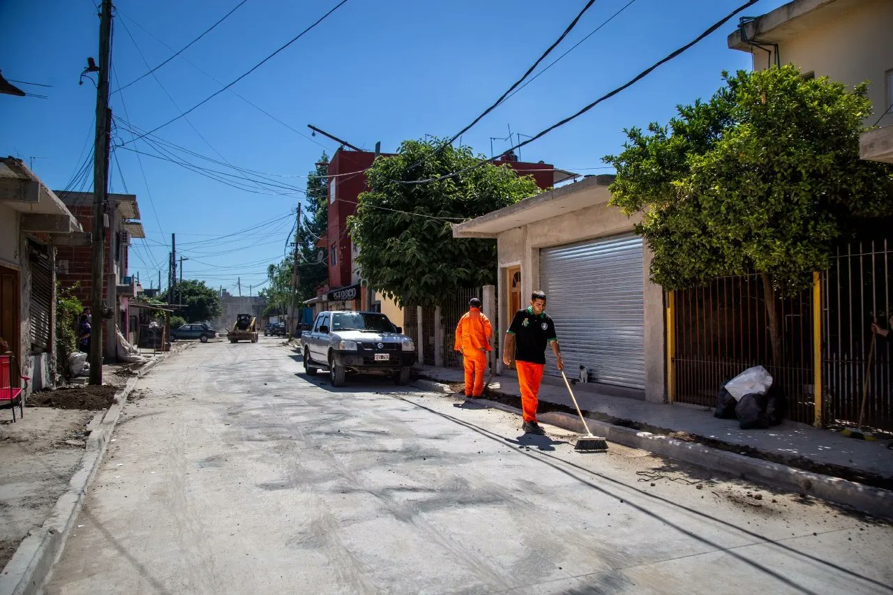SIGUE EL ASFALTADO DE 30 CUADRAS Y DESAGÜES EN EL BARRIO SANTA MARÍA-IAPI