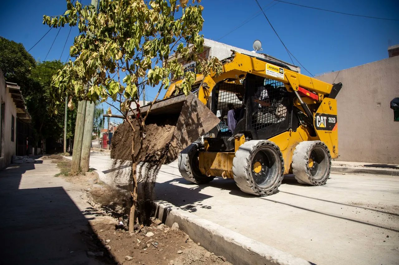 SIGUE EL ASFALTADO DE 30 CUADRAS Y DESAGÜES EN EL BARRIO SANTA MARÍA-IAPI