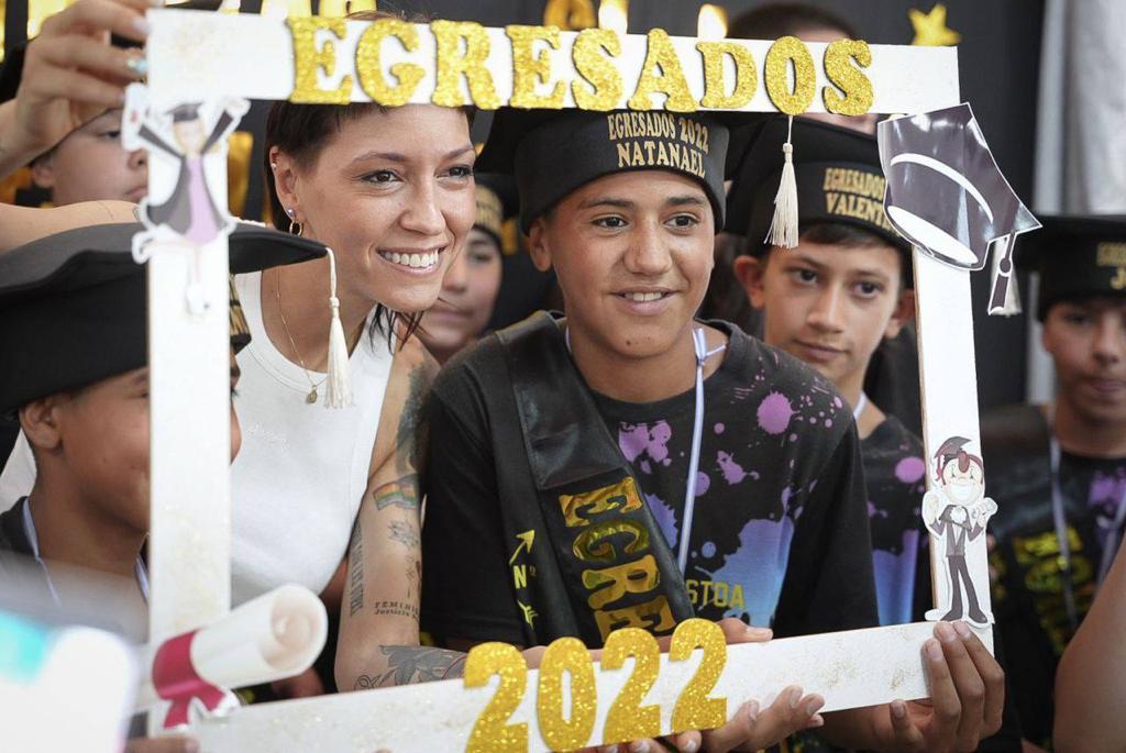 MAYRA EN EL ACTO DE EGRESADOS 2022 DE LA EP Nº 63 “ANTÁRTIDA ARGENTINA”
