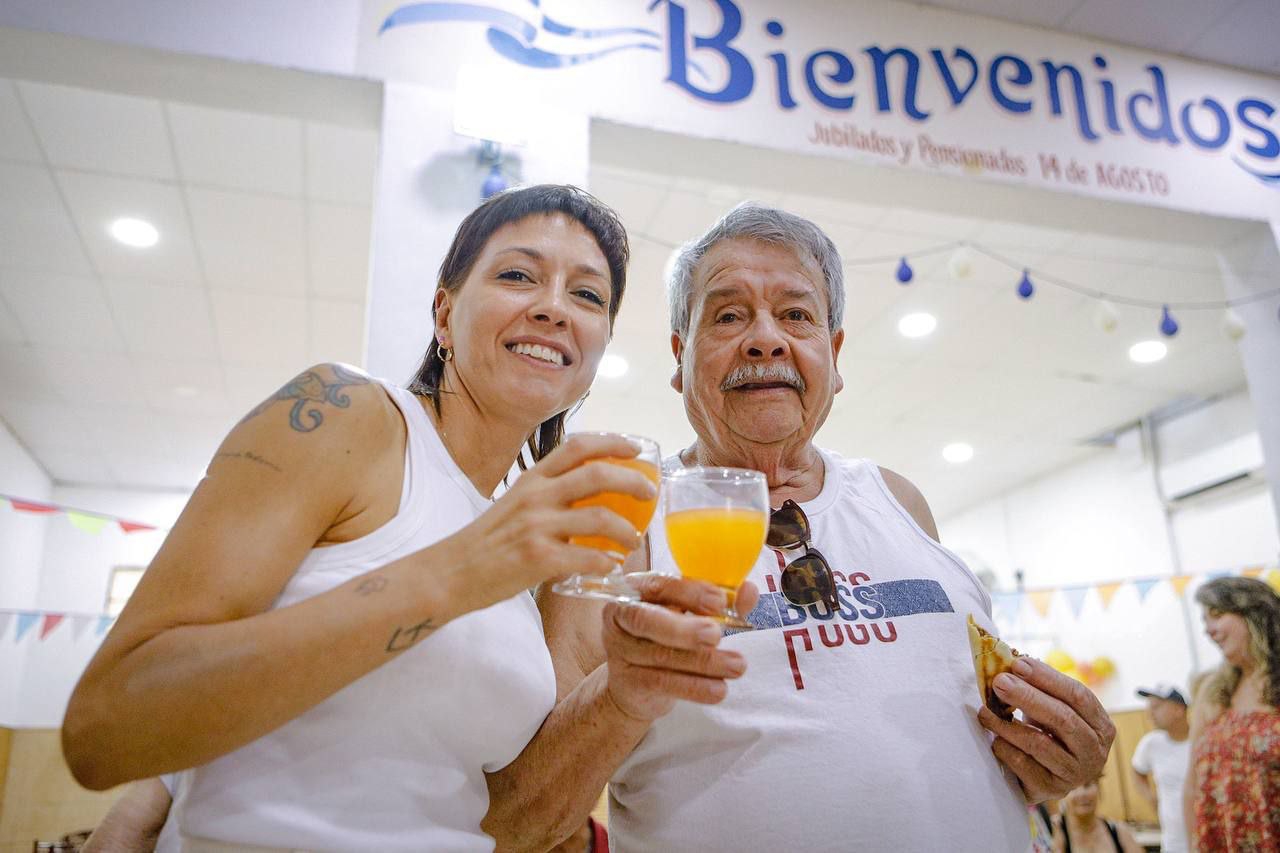 MAYRA ENTREGÓ CAJAS NAVIDEÑAS Y PANES DULCES A JUBILADOS 