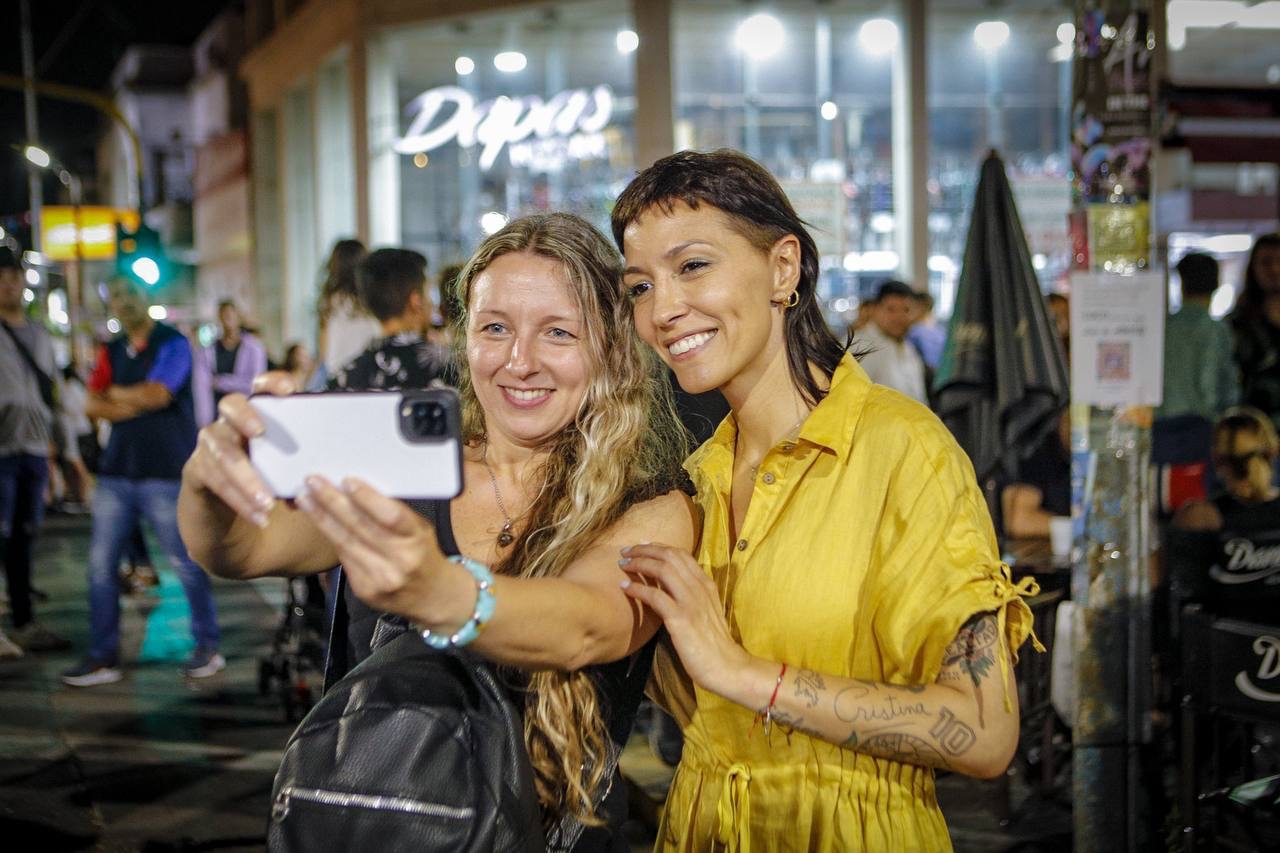 MAYRA JUNTO A VECINOS Y VECINAS EN “LA NOCHE DE LOCOS EN BERNAL"