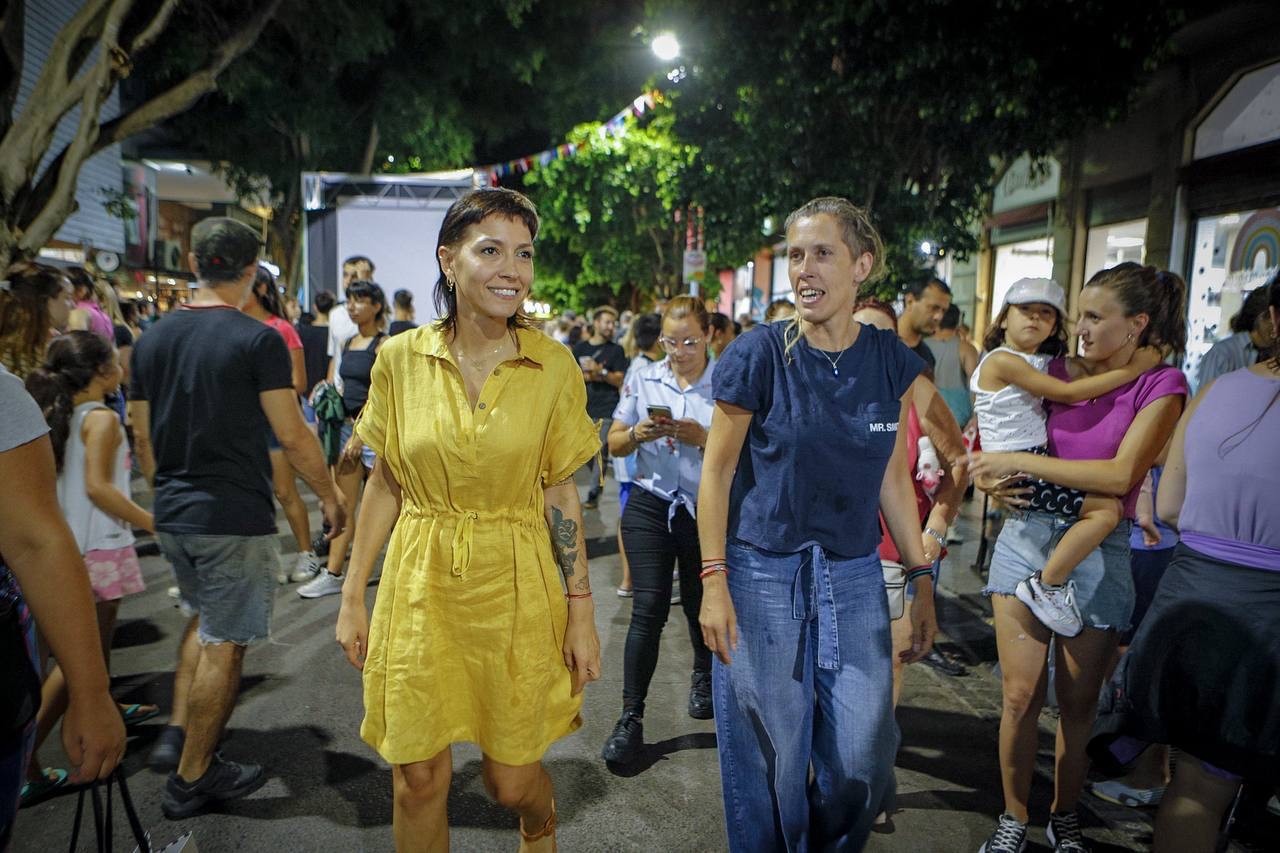 MAYRA JUNTO A VECINOS Y VECINAS EN “LA NOCHE DE LOCOS EN BERNAL"
