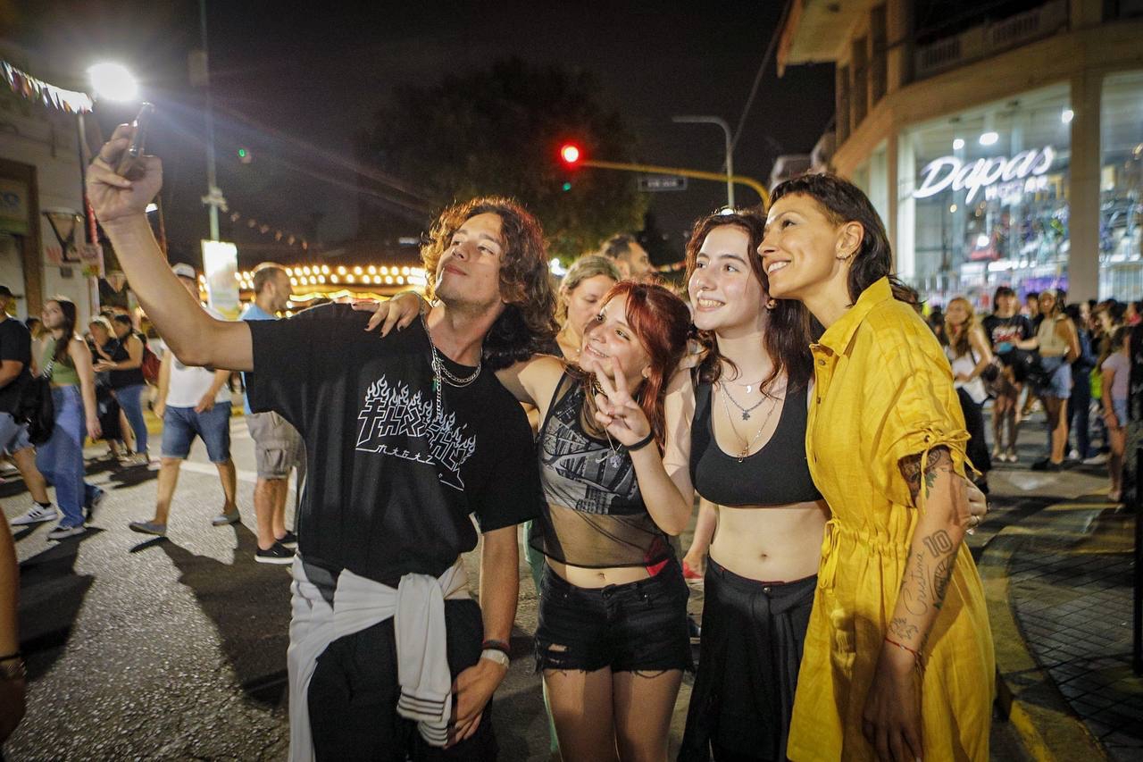 MAYRA JUNTO A VECINOS Y VECINAS EN “LA NOCHE DE LOCOS EN BERNAL"