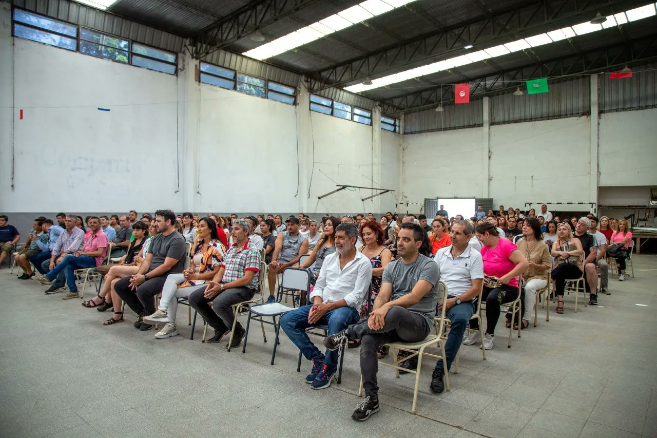 EL MUNICIPIO, EL CONSEJO ESCOLAR Y LA PROVINCIA ENTREGARON KITS 